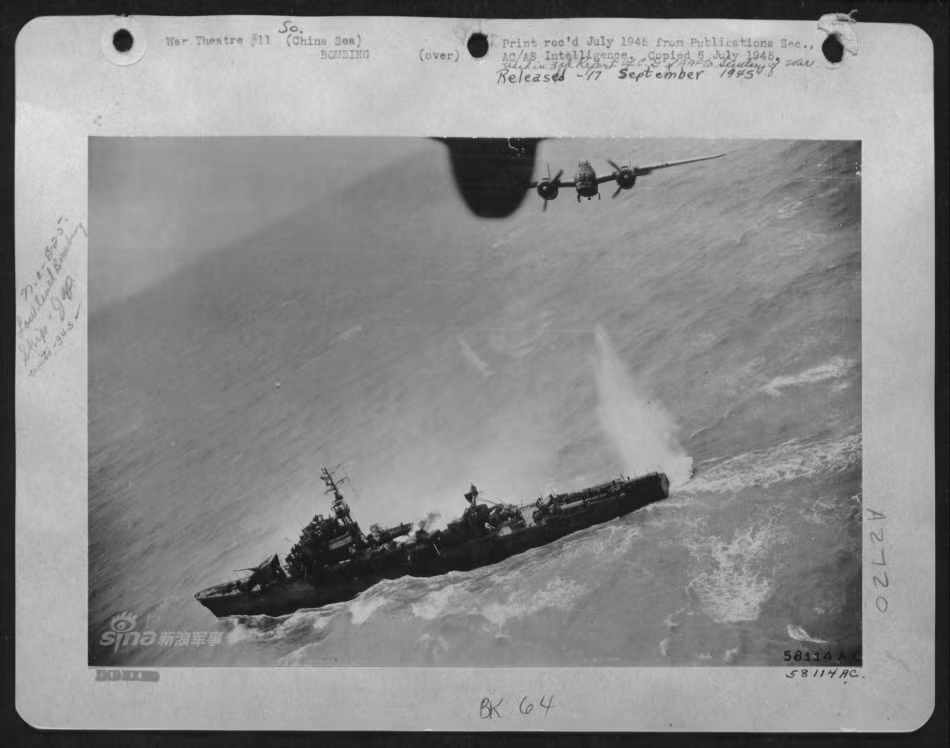 Bức ảnh này có thể thấy rõ có ít nhất hai chiếc máy bay ném bom B-25 tham gia cuộc tấn công. Nguồn ảnh: Sina.