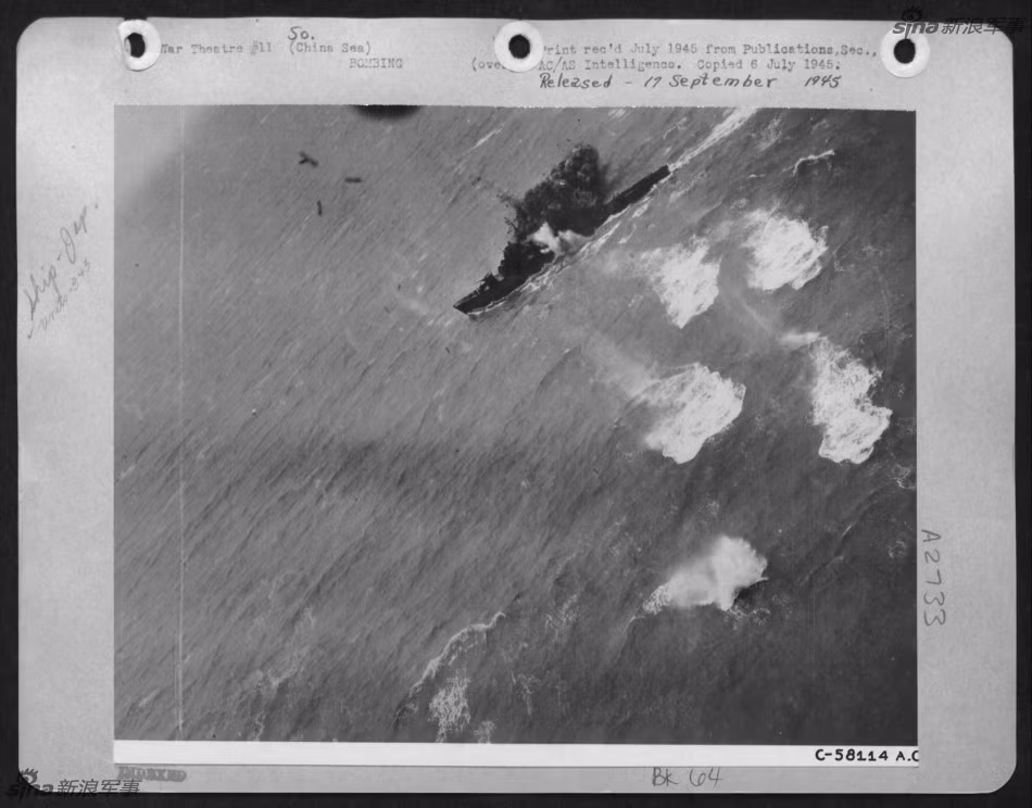 Ngay từ pha bổ nhào đầu tiên, chiếc B-25 đi đầu đã bỏ bom trúng thân tàu Nhật khiến nó bốc cháy dữ dội, những đoạt đạn và bom sau đó có lẽ đều trượt mục tiêu để lại những vệt nước trắng xóa trên mặt biển. Nguồn ảnh: Sina.