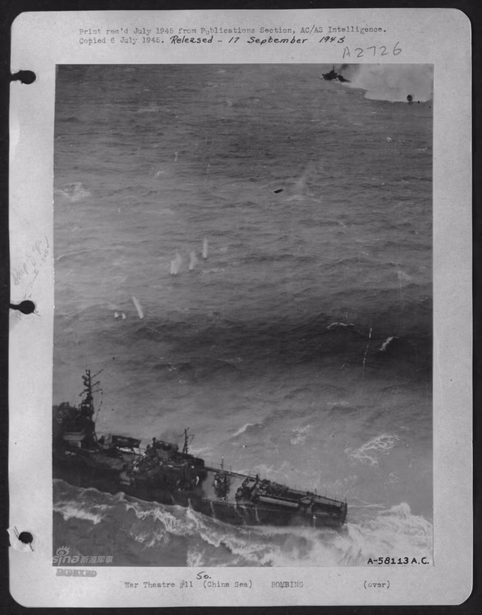 Chiếc tàu của Nhật đã chính thức thất thủ, nó dừng lại giữa biển và bắt đầu nghiêng, ở góc trên bên phải có thể dễ dàng nhận thấy một chiếc tàu chiến khác không rõ của Mỹ hay của Nhật. Nguồn ảnh: Sina.