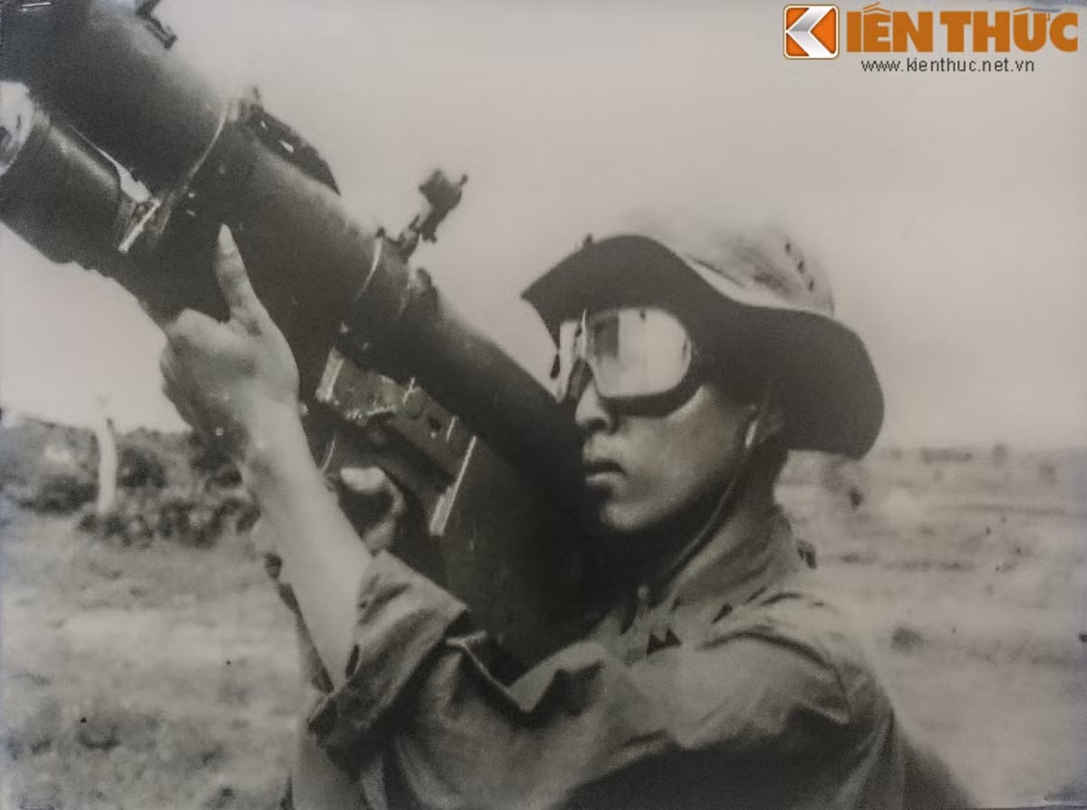 Với những mục tiêu nhỏ hơn như các máy bay tiêm kích, máy bay trực thăng quân và dân ta sẽ sử dụng các loại hỏa lực bộ binh, pháo cao xạ và tên lửa vác vai để đối phó. Ảnh: Hệ thống tên lửa A-72 được Liên Xô viện trợ cho ta.