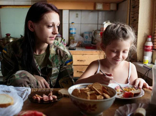 Họ cũng vẫn không quên thiên chức và bổn phận làm mẹ của mình. Nguồn ảnh: Sina.