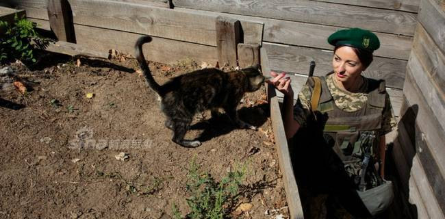 Dù vậy, những nữ quân nhân xinh đẹp này cũng vẫn rất lãng mạn và yêu đời chứ không hề sắt đá khô khan như phần lớn những đồng chí nam cùng chung chiến hào với mình. Nguồn ảnh: Sina.