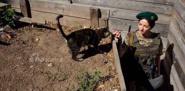 Dù vậy, những nữ quân nhân xinh đẹp này cũng vẫn rất lãng mạn và yêu đời chứ không hề sắt đá khô khan như phần lớn những đồng chí nam cùng chung chiến hào với mình. Nguồn ảnh: Sina.