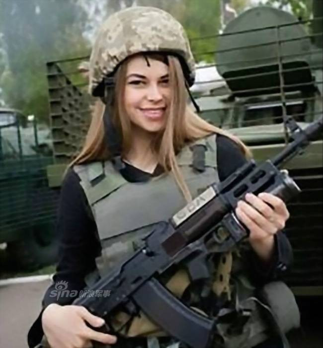 Nếu kết hợp với cả... súng đạn và xe tăng thì đây chính là mẫu phụ nữ lý tưởng của phần lớn các đấng mày râu. Nguồn ảnh: Sina.