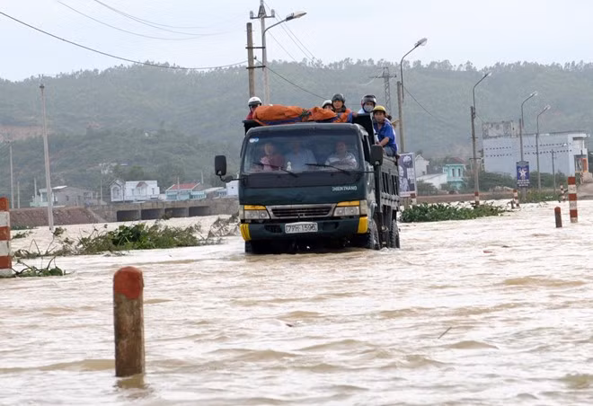 Hang nghin ho dan Binh Dinh bi co lap, ngap sau trong lu lon-Hinh-3