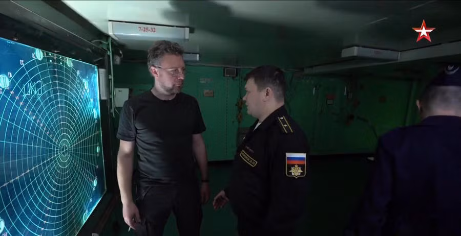 Sau khi soi cận cảnh hoạt động hoàn hảo của hệ thống hãm máy bay hạ cánh, lần này kênh truyền hình Zvezda lại tiếp tục với những hình ảnh trong phòng điều khiển tác chiến của tàu. Nguồn ảnh: QQ.