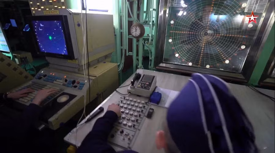 Phía bên ngoài tấm kính bản đồ là các sỹ quan thông tin chịu trách nghiệm cập nhật từng đường đi nước bước của mỗi máy bay trong phạm vi rada. Nguồn ảnh: QQ.