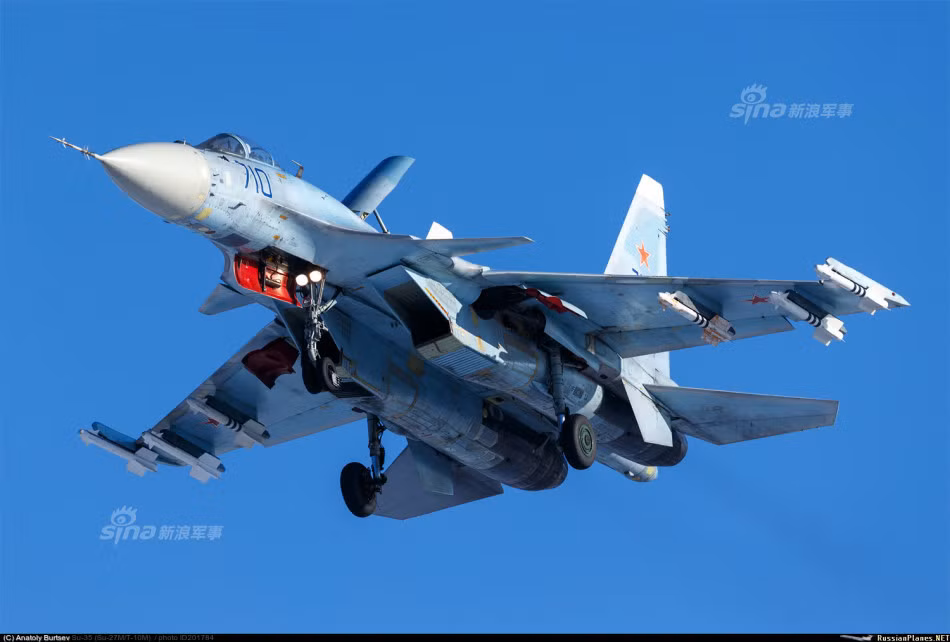 Việc tiếp nhiên liệu trên không sẽ cho chiếc Su-30MKK thời gian hoạt động lên tới 10 giờ trên không thay vì chỉ khoảng hơn 1 giờ (ở vận tốc tối đa) trước khi phải hạ cánh vì hết nhiên liệu. Nguồn ảnh: Sina.