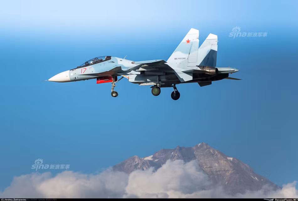 Cụ thể, các phi công Su-30 của Trung Quốc được học cách tiếp nhiên liệu từ "cây xăng bay" Ilyushin Il-78. Nguồn ảnh: Sina.