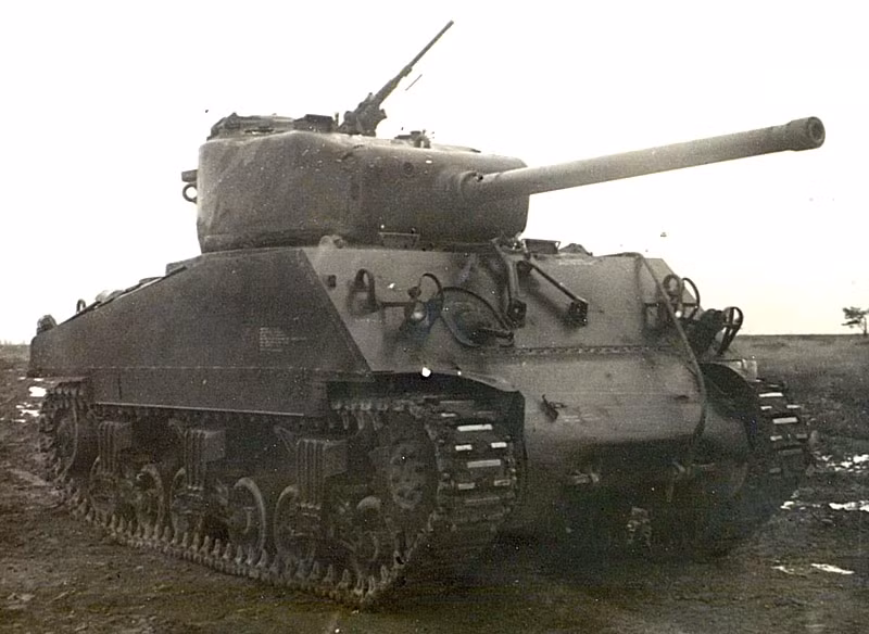 Một gương mặt quen thuộc khác ở mặt trận phía tây đó là M4A4, Tiger có thể bắn xuyên giáp mặt của M4A4 ở khoảng cách lên tới 1800 mét trong khi đó khẩu 75mm trên chiếc xe tăng Mỹ này cũng cùng chung số phận với chiếc Cromwell, nghĩa là không thể xuyên ở bất cứ khoảng cách nào. Nguồn ảnh: Shadock.