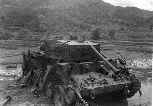 Một chiếc Cromwell bị hạ gục gãy nòng. Chiến trường Châu Âu rộng lớn với những thảo nguyên trống trải chính là mảnh đất "màu mỡ" để Tiger săn các loại xe tăng đối phương ở khoảng cách xa với hệ thống ngắm cực kỳ chính xác trên khẩu súng chính của nó. Nguồn ảnh: Pinterest.