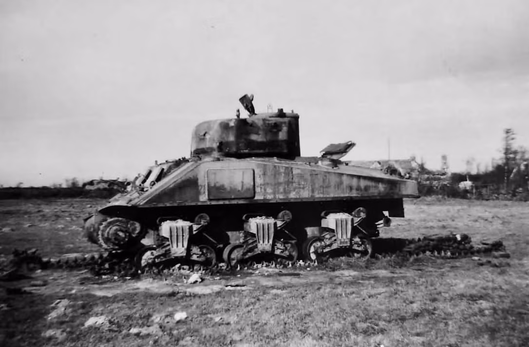 Ở phiên bản M4A4 nâng cấp sử dụng nòng 76 mm chiếc M4A4 vẫn cần tiếp cận ở khoảng cách dưới 700 mét mới có đôi chút cơ hội xuyên được qua lớp giáp mặt của Tiger, tuy nhiên di chuyển một quãng đường dài 1 km trước mặt chiếc Tiger (từ khoảng cách có thể bị hạ gục 1800 mét xuống còn 700 mét) rõ ràng là một nhiệm vụ... cảm tử. Nguồn ảnh: Worldwar.