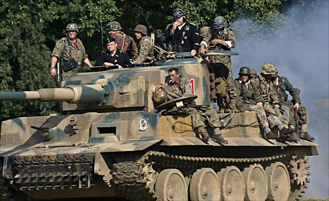 Quá vất vả khi phải đối đầu với T-34 và KV-1 trên chiến trường Liên Xô, năm 1942 người Đức đã chế tạo ra chiếc xe tăng Tiger hạng nặng và biến nó thành nỗi ác mộng của mọi đơn vị thiết giáp trên khắp Châu Âu vào nửa cuối của thế chiến thứ hai. Nguồn ảnh: Tankhunter.