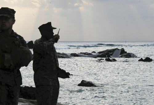 Quân đội Mỹ và lực lượng Phòng vệ của Nhật vẫn đang có mặt tại hiện trường để thu thập các mảnh xác máy bay nhằm xác minh chính xác nguyên nhân tai nạn. Nguồn ảnh: QQ.