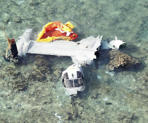 Toàn cảnh xác chiếc MV-22 Osprey gặp tai nạn ngoài khơi Okinawa, rất may mắn là khoang lái vẫn còn nguyên vẹn giúp bảo vệ các thành viên tổ bay trong cú hạ cánh khẩn cấp. Nguồn ảnh: QQ.