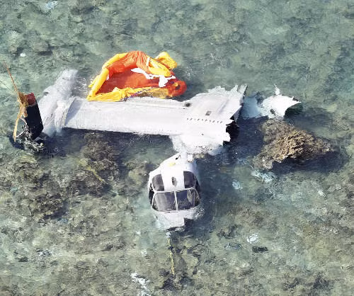 Toàn cảnh xác chiếc MV-22 Osprey gặp tai nạn ngoài khơi Okinawa, rất may mắn là khoang lái vẫn còn nguyên vẹn giúp bảo vệ các thành viên tổ bay trong cú hạ cánh khẩn cấp. Nguồn ảnh: QQ.