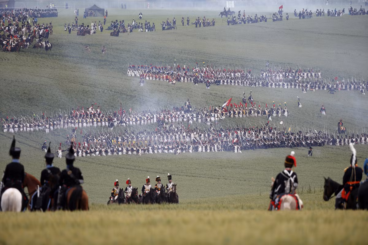 Quân Pháp trong trang phục truyền thống dựng hàng phòng tuyến. Chiến tranh thời này rất đặt nặng tính kỷ luật và lòng quả cảm để giữ vững được bức "tường người" trước cả sự tấn công của của kỵ binh và mưa pháo binh của đối phương. Nguồn ảnh: TA.