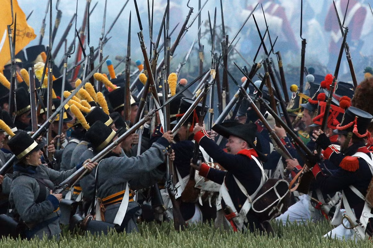Bộ binh giao tranh, súng hỏa mai thời kỳ này nạp đạn rất lâu nên chỉ sau 1-2 loạt bắn là binh lính sẽ xông vào đánh xáp lá cà bằng lưỡi lên như thế này. Nguồn ảnh: TA.