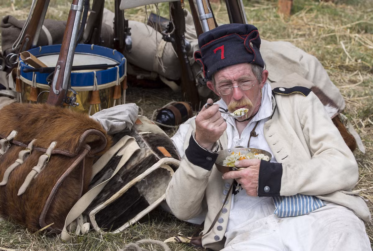Những tình nguyện viên ăn ngủ đúng theo kiểu "các cụ" ngày xưa, các món ăn cũng được nấu theo đúng kiểu truyền thống. Nguồn ảnh: TA.