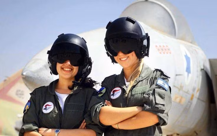 Các nữ phi công Israel đẹp mê mẩn ngay cả khi họ che kính kín cả nửa mặt. Nguồn ảnh: Pinterest.