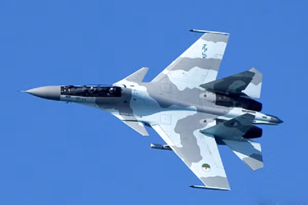  Buồng lái tiêm kích Su-30 cũng như tất cả các loại chiến đấu cơ phổ biến hiện nay thường có hệ thống điều khiển rất phức tạp với nhiều bảng đồng hồ hiển thị nhiều thông số cùng một lúc đòi hỏi các phi công phải thật tỉnh táo trong mọi hoàn cảnh để thu thập được những thông tin quan trọng nhất trên hệ thống bảng điều khiển này. Nguồn ảnh: Militarytoday.