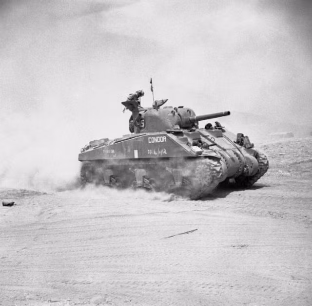 Một chiếc M4 Sherman của Anh đang tiến vào chiến trường gần Catania. Nguồn ảnh: Warhistory.