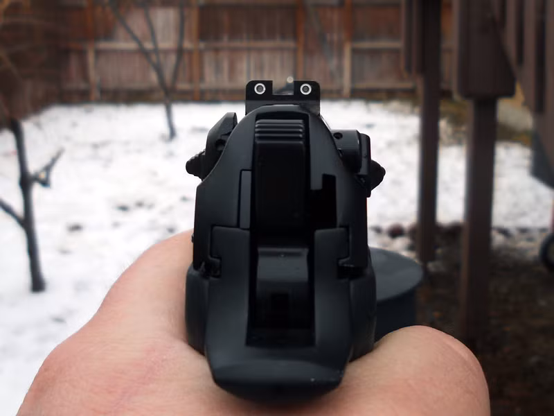 Đầu ruồi của súng lục Yavuz 16 có các chấm phản quang giúp người sử dụng có thể ngắm bắn tốt trong điều kiện môi trường thiếu sáng. Trong môi trường không có ánh sáng các chấm phản quang này sẽ tự phát sáng trong khoảng 4 tiếng đồng hồ. Nguồn ảnh: Mymind.