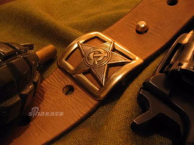 Một chiếc thắt lưng còn mới cứng với hình ảnh búa liềm biểu tượng của Xã hội Chủ nghĩa, đặc trưng của nhà nước Liên Xô một thời. Nguồn ảnh: Sina.