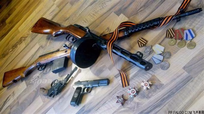 Khẩu súng trường SVT bán tự động bên dưới khẩu tiểu liên PPSh-41. Tiểu liên PPSh-41 có băng đạn lớn, tốc độ bắn nhanh và nhỏ gọn rất thích hợp với tác chiến trong môi trường đô thị nhưng lại được biên chế rất hạn chế, thường chỉ các tiểu đội trưởng mới có. Nguồn ảnh: Sina.