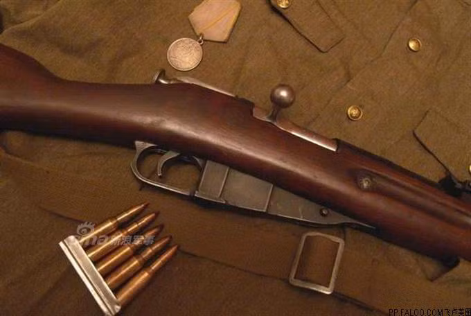 Khẩu súng trường Mosin-Nagant cùng băng đạn 5 viên. Đây là khẩu súng trường phổ biến nhất của bộ binh Liên Xô trong cuộc chiến tranh vệ quốc vĩ đại. Nguồn ảnh: Sina.