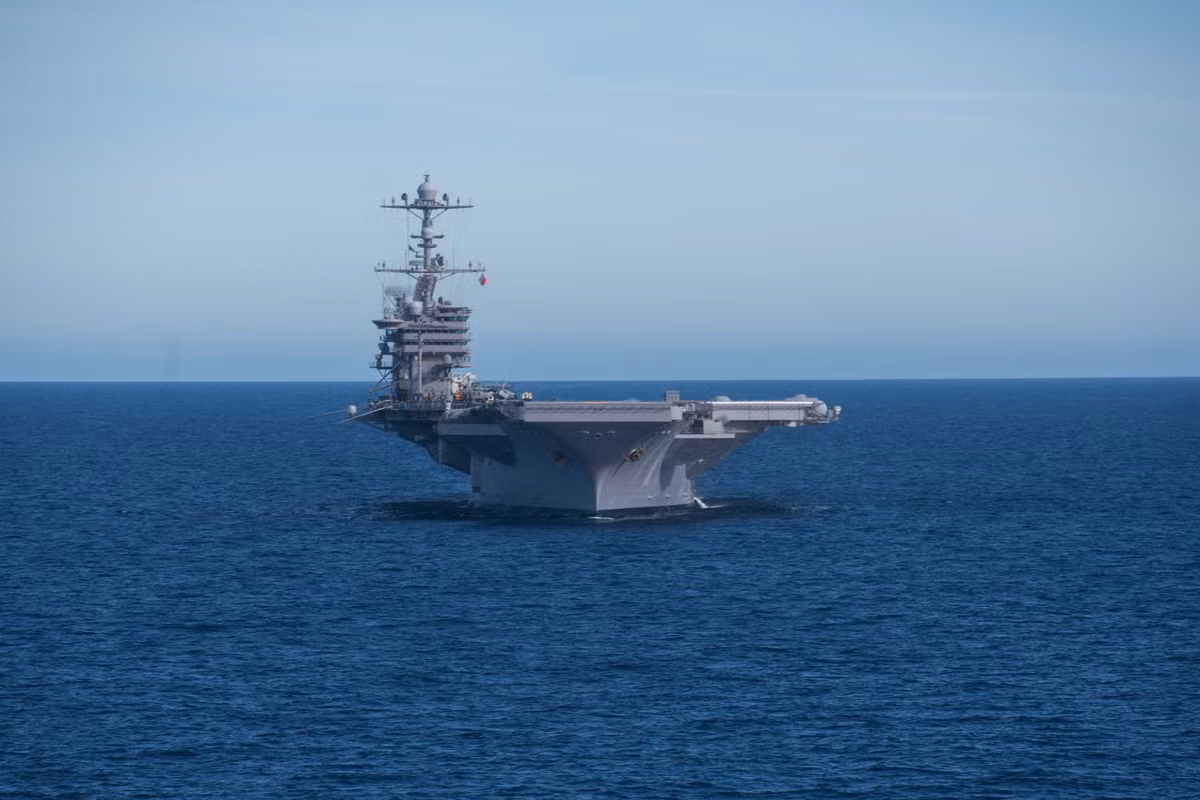 Tàu được hạ thủy vào ngày 11/11/1993 và nhập biên chế hải quân Mỹ ngày 9/12/1995. Tàu có độ giãn nước 103.300 tấn, động cơ hạt nhân cung cấp công suất đầu ra 260000 sức ngựa đưa tàu di chuyển với tốc độ tối đa lên tới 56 km/h. Nguồn ảnh: Militarynews.