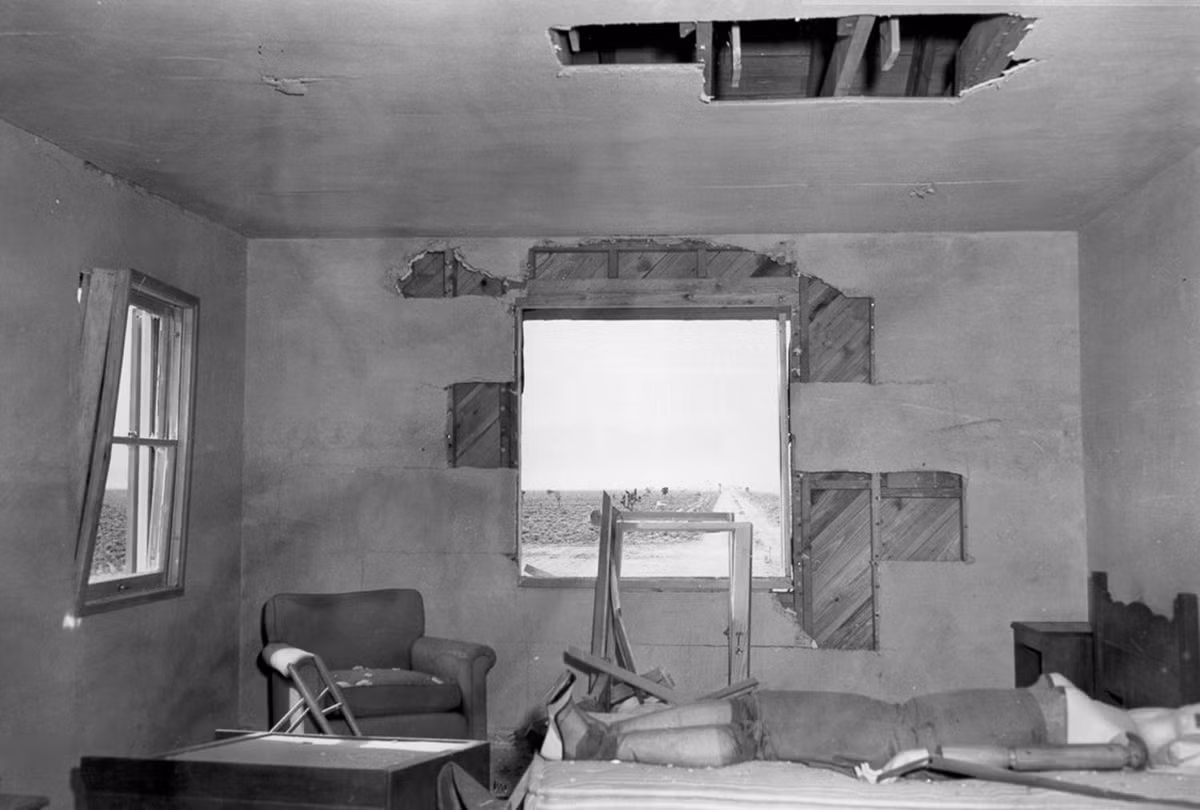 Sau khi vụ nổ xảy ra, trần nhà bị sập một phần và cửa sổ đã bị thổi bay. Nguồn ảnh: Theatlantic.