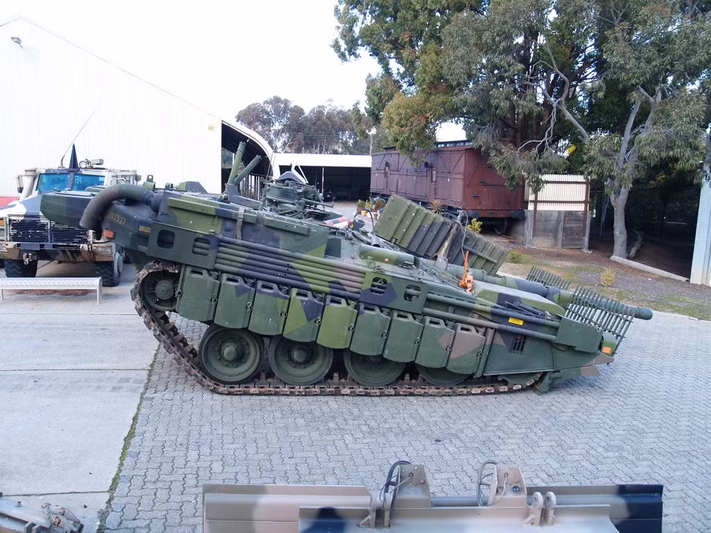 Strv 103 khi hạ gầm tối đa - hiếm có xe tăng nào vào thời điểm những năm 1960 "quỳ" được như vậy. Xe được trang bị động cơ tua-bin cung cấp từ 300 đến 490 sức ngựa tùy phiên bản, tốc độ tối đa xe tăng có thể đạt được là 60 km/h. Nguồn ảnh: Attomanen.