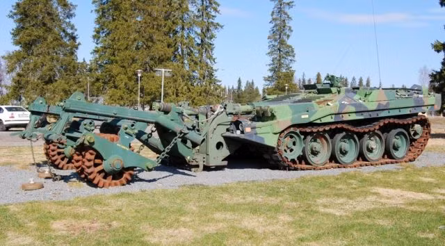 Tăng chủ lực Stridsvagn 103 được trang bị pháo chính L74 105mm với 50 viên đạn. Kíp lái tiêu chuẩn gồm 3 người bao gồm lái xe, xạ thủ và nạp đạn. Tuy nhiên, bản nâng cấp của Strv 103 có khả năng thay thế nạp đạn viên bằng hệ thống nạp đạn tự động giúp kíp lái giảm xuống còn 2 người và tăng tốc độ bắn lên 16-18 viên/phút. Ảnh: Strv 103 cùng hệ thống chống mìn. Nguồn ảnh: Warhistory.