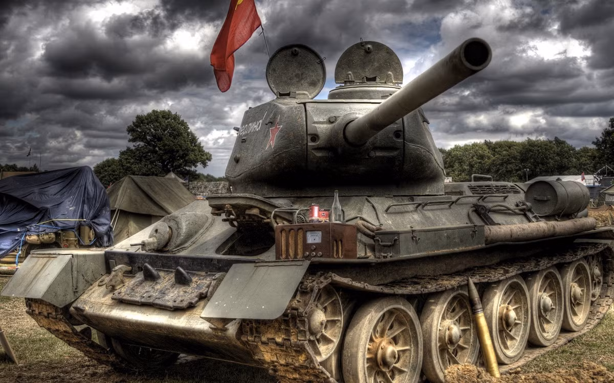 Để khắc phục được điểm yếu đó, chiến thuật "bầy sói" được ra đời. Theo đó, các xe tăng T-34 sẽ tập trung thành từng nhóm nhỏ với số lượng từ 4 chiếc hoặc nhiều hơn, cùng xông lên áp sát xe tăng đối phương, trong trường hợp xấu nhất sẽ có tối đa một nửa quân số bị hạ gục trên đường tiếp cận, một nửa còn lại vẫn thừa khả năng hạ gục "con cọp" do xe tăng Tiger có độ cơ động rất kém, quay nòng rất chậm và khó có khả năng sống sót khi bị áp sát. Nguồn ảnh: Youtube.