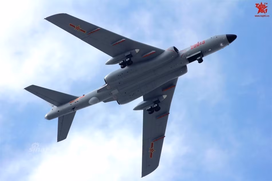 Với tổng cộng 6 giá treo bom phía dưới cánh máy bay, trên lý thuyết chiếc H-6K của Trung Quốc có thể mang theo tối đa 10 tấn bom. Nếu thông tin về việc chiếc H-6K của nước này mang được tới 6 tên lửa hành trình Trường Kiếm với tổng trọng lượng 12 tấn là chính xác thì rõ ràng các kỹ sư Trung Quốc đã cải tiến được rất nhiều phần trên chiếc H-6K này. Nguồn ảnh: Sina.