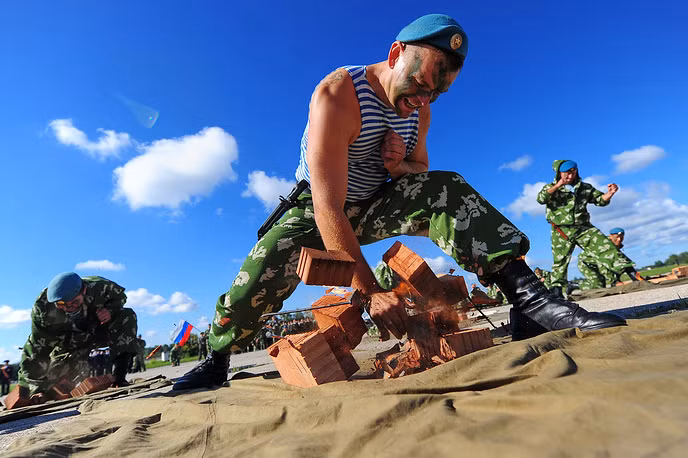 Ngoài kỹ năng chiến đấu, võ thuật, các binh lính binh chủng dù của Nga còn có khả năng khí công. Nguồn ảnh: Tass.