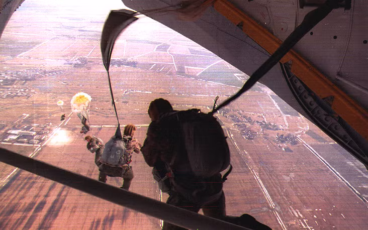 Rời cửa máy bay. Nguồn ảnh: Tass.