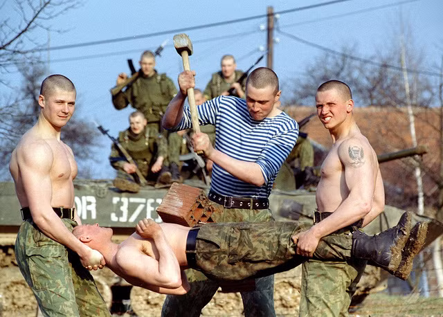 Binh lính trong đội quân đặc biệt này có sức khỏe và bản lĩnh hơn người và cũng thường hơi... ngông, tuy nhiên các chỉ huy thường bỏ qua những trò nghịch ngợm của họ miễn là họ không quá vi phạm kỷ luật. Nguồn ảnh: Tass.
