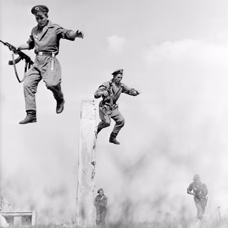 Liên Xô cũng là quốc gia đầu tiên trên thế giới có khả năng thả dù xe tăng từ trên không, thậm chí kíp lái có thể ngồi sẵn trong xe, chỉ chờ xuống đất nổ máy và tấn công. Đến tận bây giờ cũng chưa có một đội quân nào trên thế giới làm được điều tương tự. Nguồn ảnh: Tass.