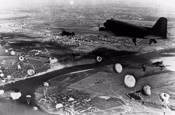 Đến cuộc chiến tranh thế chiến thứ 2, sau khi Liên Xô tham chiến đã nhận được nhiều viện trợ từ Mỹ, trong đó có cả máy bay C-47 chở quân giúp lính dù Liên Xô thoát cảnh bám cánh máy bay. Nguồn ảnh: Tass.