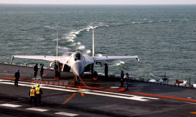 Các chiến đấu cơ J-15 do Trung Quốc tự chế tạo dựa trên nguyên mẫu Su-33 của Nga. Được đưa vào biên chế chính thức từ năm 2013, đến nay Trung Quốc đã có tổng cộng khoảng 20 chiếc J-15 đang hoạt động. Nguồn ảnh: Sina.