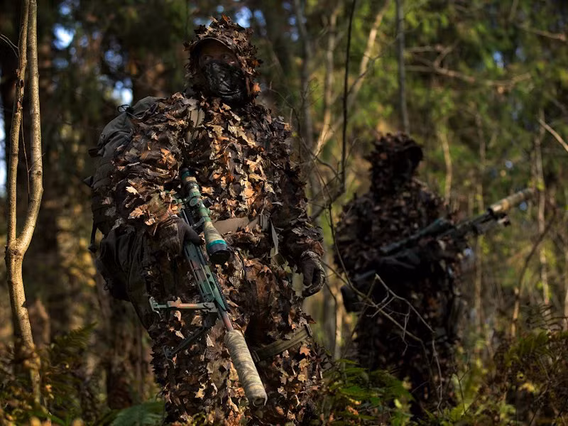 Nếu đặt cả hai binh sỹ bắn tỉa của hai nước vào cùng một môi trường thì chắc chắn hai người đó sẽ giống nhau y như đúc vì mục đích của lính bắn tỉa là hòa vào môi trường, càng giống với môi trường xung quanh càng tốt. Nguồn ảnh: BI.