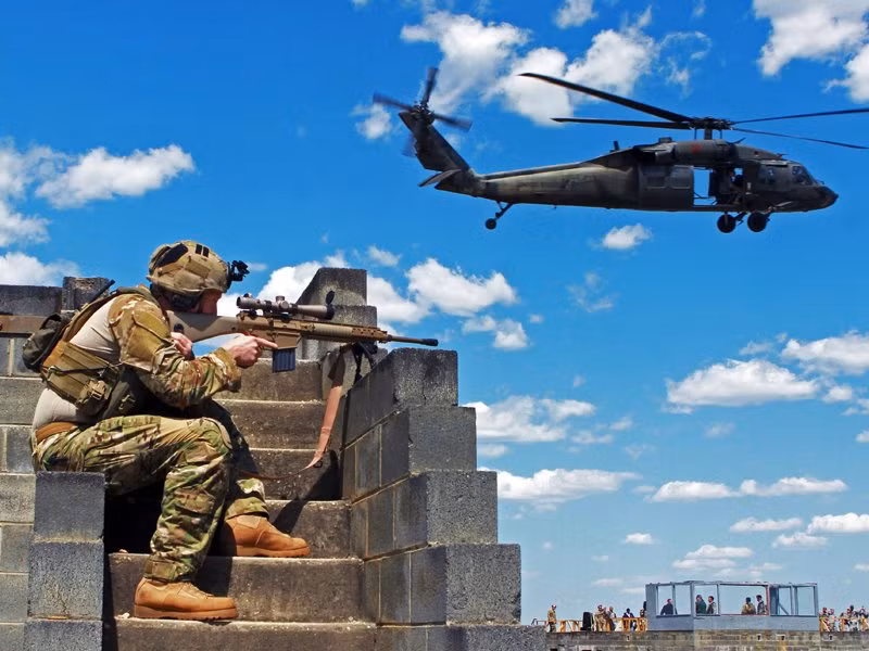 Tuy nhiên nếu binh lính Mỹ mà mang trên mình bộ trang phục ngụy trang theo kiểu rừng cây (woodland) thì trông họ đúng là "lẫn lộn" với quân Nga. Nguồn ảnh: BI.