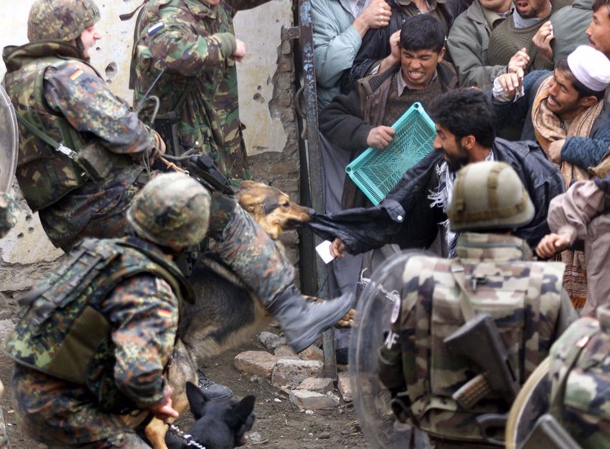 Thậm chí có khả năng phát hiện ra mối nguy hiểm giữa đám đông trong khi những binh lính khác chưa kịp nhận ra. Nguồn ảnh: Theatlantic.