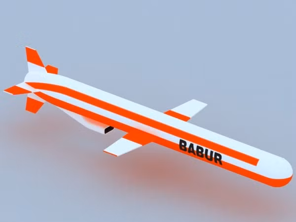 Tên lửa hành trình Babur có tổng trọng lượng 1,5 tấn (đã bao gồm đầu đạn). Tên lửa có chiều dài 6,25 mét (7 mét nếu nối tầng tăng tầm). Nguồn ảnh: Sina.