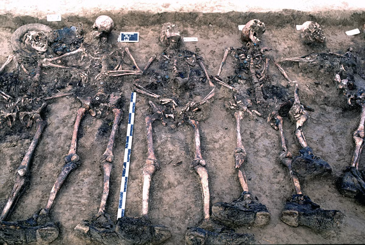 Nấm mồ tập thể của các binh sỹ thiệt mạng tại Arras, phía bắc nước Pháp. Dựa vào những món đồ còn sót lại có thể thấy đây là những binh lính Anh, tuy nhiên việc xác định danh tính của họ là điều không thể. Nguồn ảnh: TA.