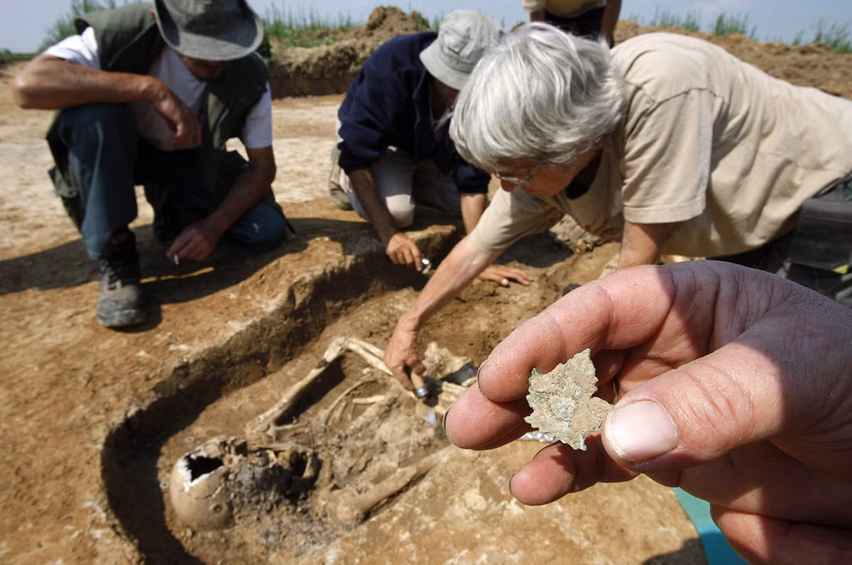 Những nấm mồ vô danh của những người lính xấu số trong chiến tranh thế giới thứ nhất vẫn được tìm thấy mỗi ngày dù phần lớn trong số họ đều được quy tập về nghĩa trang liệt sĩ vô danh, sau 100 năm thì việc xác định quốc tịch của họ cũng đã là rất khó chứ đừng nói đến việc xác định tên tuổi, quê quán. Nguồn ảnh: TA.