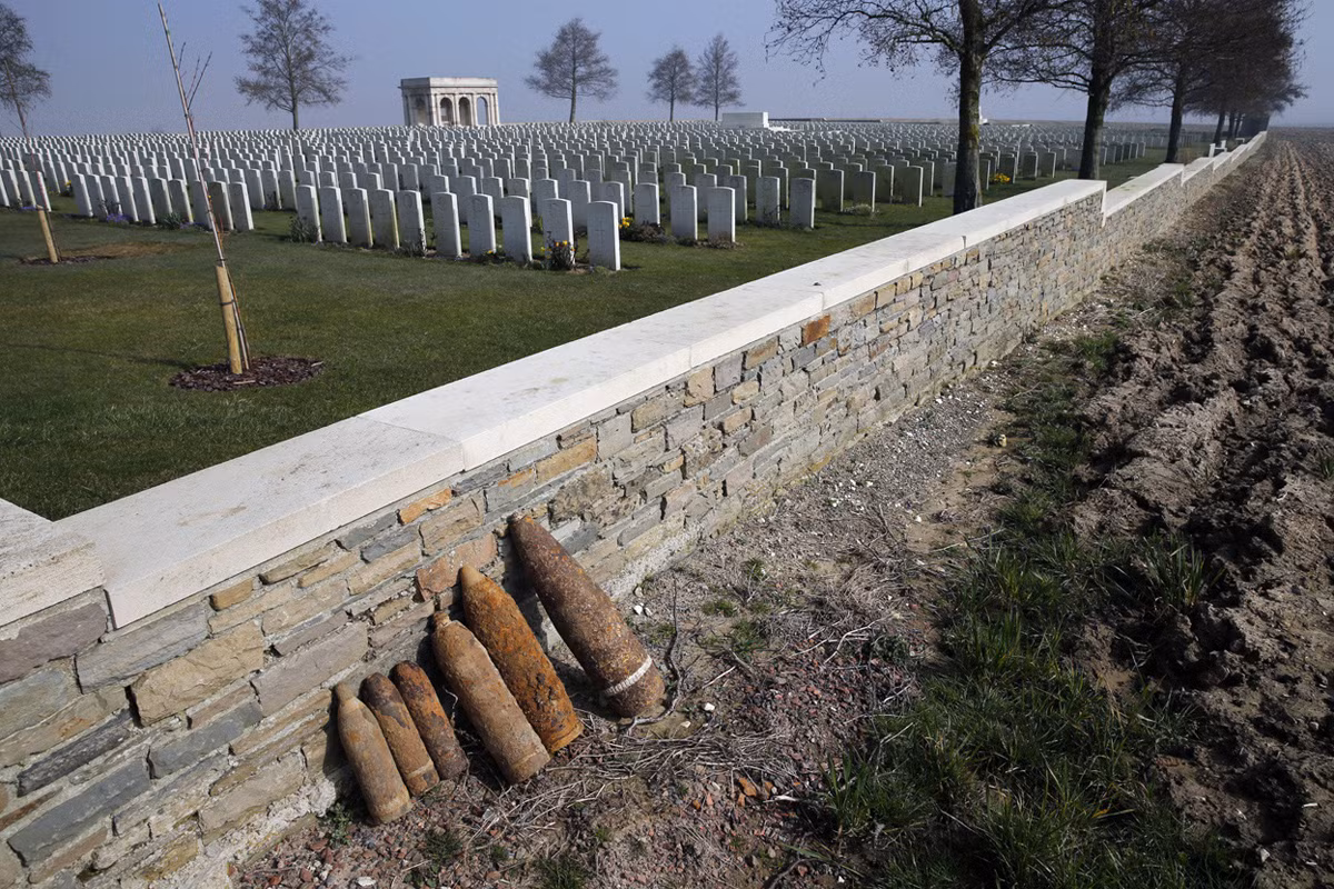 Đạn pháo các loại được tìm thấy bên cạnh một nghĩa trang. Nguồn ảnh: TA.