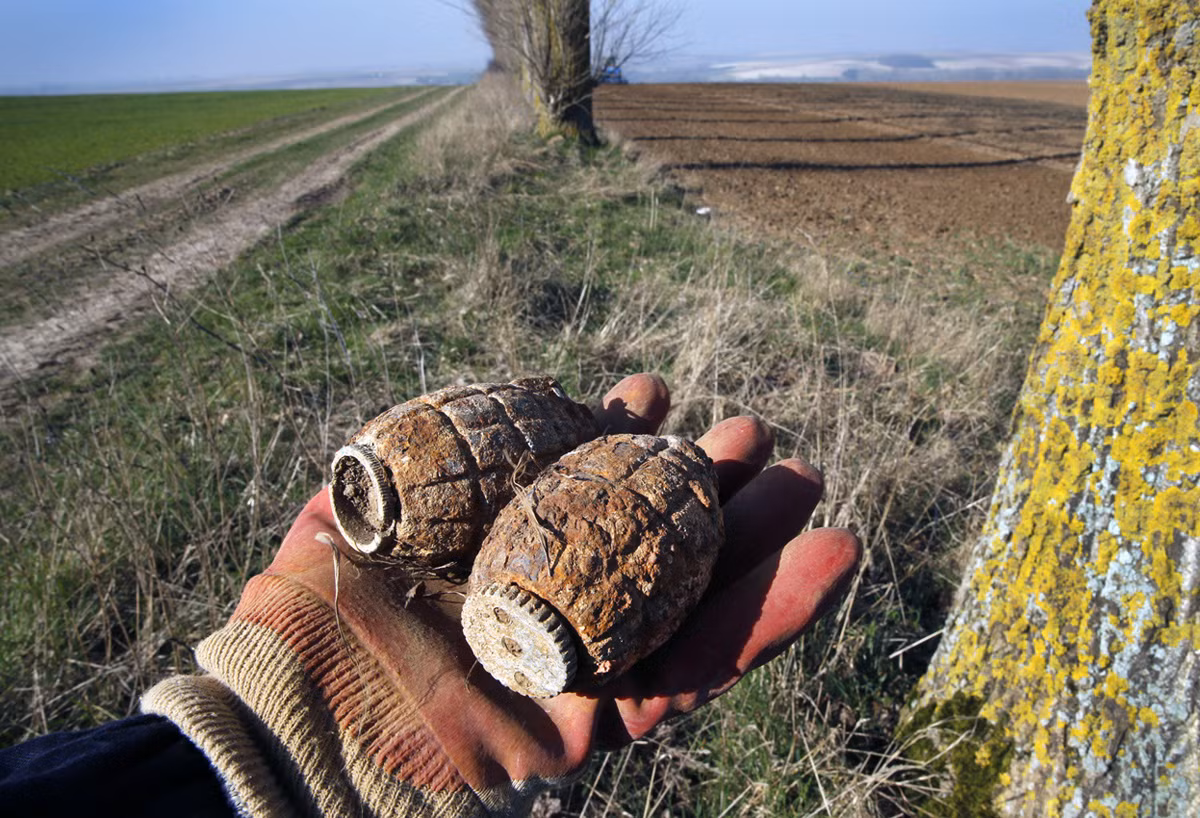 Ở những nơi từng là chiến trường lớn trong thế chiến nhất người ta có thể dễ dàng tìm thấy những quả lựu đạn bị bỏ lại từ 100 năm trước. Nguồn ảnh: TA.